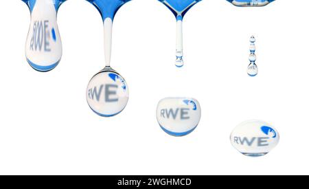 Abfolge eines Tropfens Wasser, spiegelt sich im Tropfen das Logo des Energieunternehmens RWE, Rheinisch-Westfälisches Elektrizitätswerk, wider Stockfoto