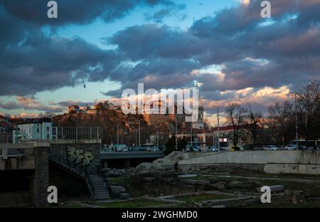 Altstadt geschäftige Straße bei Sonnenuntergang mit erstaunlichen bunten Wolken im Hintergrund. Stockfoto