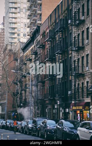 Typische Gebäude mit Feuerflüchten in Manhattan in New York City, USA am 17. Februar 2020 Stockfoto