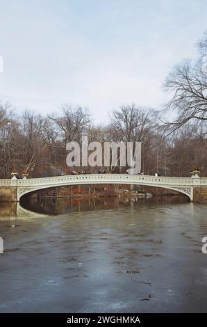 Fußgängerbrücke über einen gefrorenen See im Central Park in Manhattan in New York City, USA am 19. Februar 2020 Stockfoto