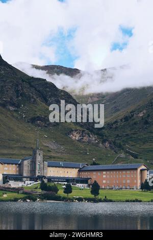 Panoramablick auf das Nuria-Tal in Katalonien, Spanien, am 4. September 2023 Stockfoto