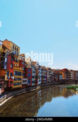 Bunte Häuser am Ufer des Flusses in Girona in Katalonien, Spanien, am 4. Juli 2017 Stockfoto