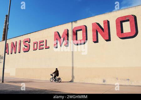 Berühmte Wand der Firma Anis del Mono in ihrer Fabrik in Badalona in Katalonien, Spanien, am 6. Juli 2019 Stockfoto