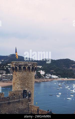 Mittelalterliche Festung der Stadt Tossa de Mar in Girona in Katalonien, Spanien, am 10. März 2020 Stockfoto