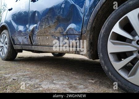 Die beschädigte Vordertür des Autos. Stockfoto