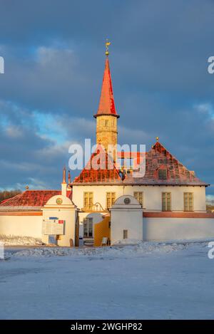 GATCHINA, RUSSLAND - 25. DEZEMBER 2022: Nahaufnahme des Priorienpalastes. Gatchina, Region Leningrad Stockfoto