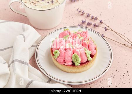 Sommerliche, ästhetische Desserttorte mit Blumenmuster und lavendelfarbenem raf-Kaffee mit Blumen. Stockfoto