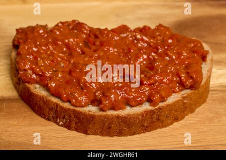 Zacusca, Essen aus Auberginen auf einer Scheibe Brot. Stockfoto