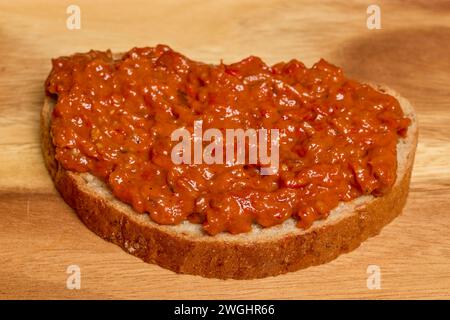 Zacusca, Essen aus Auberginen auf einer Scheibe Brot. Stockfoto