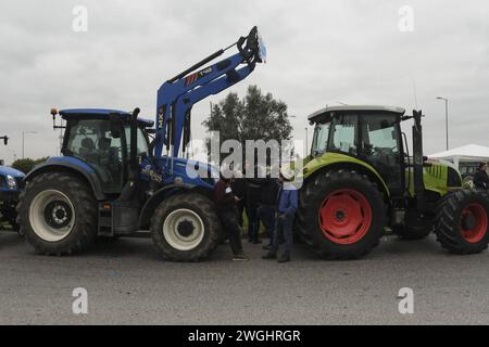 Nachrichten - Traktorprotest, Obst und Gemüse aus Traktorprotest, Obst und Gemüse aus Protest und um die Aufmerksamkeit auf die Krise im Agrarsektor zu lenken, im Gebiet von Caserta am Autobahnkreuz A1 der Bauern Santa Maria Capua Vetere, die drei Tage lang in ständiger Garnison sind; mehrere hundert Beutel mit Obst und Gemüse wurden Passanten in Autos gegeben. Caserta Santa Maria Capua Vetere Italien Copyright: XAntonioxBalascox/xLiveMediax LPN 1227865 Stockfoto