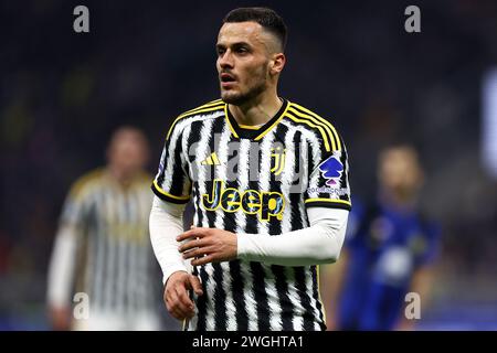 Mailand, Italien. Februar 2024. Filip Kostic von Juventus FC sieht beim Spiel der Serie A zwischen FC Internazionale und Juventus FC am 4. Februar 2024 in Mailand, Italien, im Stadio Giuseppe Meazza an. Quelle: Marco Canoniero/Alamy Live News Stockfoto