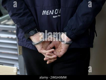 CHARKIW, UKRAINE - 5. FEBRUAR 2024 - der ehemalige Polizeibeamte Oleksandr Solovei, der der Zusammenarbeit mit den russischen Besatzungsbehörden in Izium, Region Charkiw, beschuldigt wird, wird in Handschellen gesehen, da er zu 15 Jahren Haft mit Verfallsstrafe verurteilt wird, Charkiw, Nordostukraine. Stockfoto