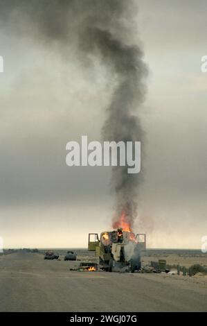 Erster Golfkrieg: 4. März 1991 Rauch und Flammen steigen aus einem Feldgewehr auf, als es auf dem Rücken eines irakischen Militärwagens im Nordosten Kuwaits brennt. Stockfoto