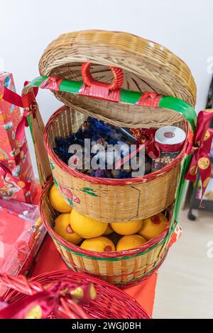 Korb mit Mandarinen und anderen Gegenständen, die glückverheißende Elemente symbolisieren. Stockfoto