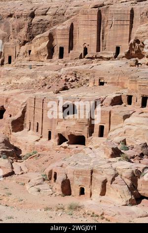 Petra Jordan – die Straße der Fassaden, Gräber und Häuser, die im August 2023 an der alten nabatäischen Stätte aus dem Felsen gehauen wurden Stockfoto