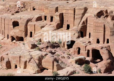 Petra Jordan – die Straße der Fassaden, Gräber und Häuser, die im August 2023 an der alten nabatäischen Stätte aus dem Felsen gehauen wurden Stockfoto