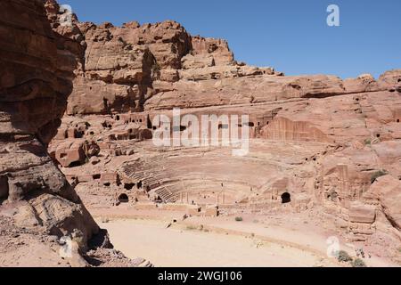 Petra Jordan ein Blick auf das Ampitheater, das aus dem Felsen an der alten nabatäischen Stätte geschnitten wurde - Foto August 2023 Stockfoto