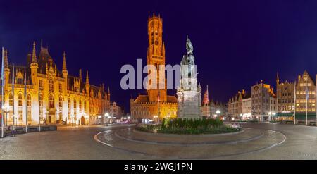 Panoramablick auf Tower Belfort am Marktplatz bei Nacht, Brügge, Belgien Stockfoto