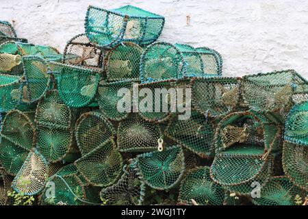 Hummer- und Krabbentöpfe und Kreelen stapeln sich in einem Hafen Stockfoto