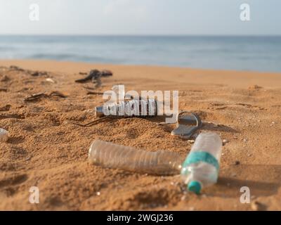 Müll am Strand. Umweltprobleme in der Welt Stockfoto