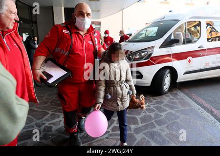 Bologna, Italien. Februar 2024. Foto Guido Calamosca/LaPresse 05-02-2024 Bologna, Italia - ospedale Rizzoli, Arrivo di Bambini provenienti da Gaza Feb 05, 2024 Bologna News gaza Kind kommt im Krankenhaus rizzoli Credit: LaPresse/Alamy Live News Stockfoto