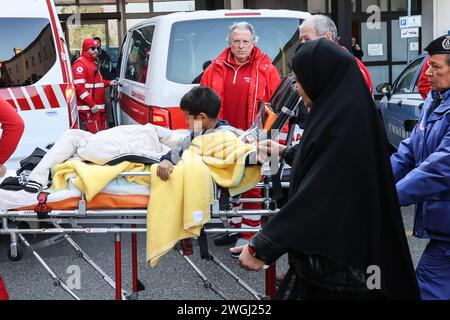 Bologna, Italien. Februar 2024. Foto Guido Calamosca/LaPresse 05-02-2024 Bologna, Italia - ospedale Rizzoli, Arrivo di Bambini provenienti da Gaza Feb 05, 2024 Bologna News gaza Kind kommt im Krankenhaus rizzoli Credit: LaPresse/Alamy Live News Stockfoto