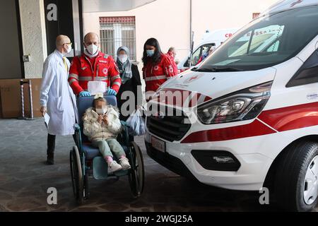 Bologna, Italien. Februar 2024. Foto Guido Calamosca/LaPresse 05-02-2024 Bologna, Italia - ospedale Rizzoli, Arrivo di Bambini provenienti da Gaza Feb 05, 2024 Bologna News gaza Kind kommt im Krankenhaus rizzoli Credit: LaPresse/Alamy Live News Stockfoto