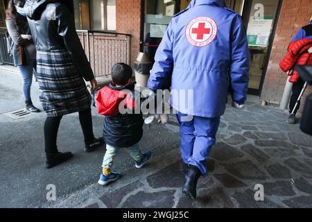 Bologna, Italien. Februar 2024. Foto Guido Calamosca/LaPresse 05-02-2024 Bologna, Italia - ospedale Rizzoli, Arrivo di Bambini provenienti da Gaza Feb 05, 2024 Bologna News gaza Kind kommt im Krankenhaus rizzoli Credit: LaPresse/Alamy Live News Stockfoto