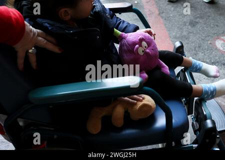 Bologna, Italien. Februar 2024. Foto Guido Calamosca/LaPresse 05-02-2024 Bologna, Italia - ospedale Rizzoli, Arrivo di Bambini provenienti da Gaza Feb 05, 2024 Bologna News gaza Kind kommt im Krankenhaus rizzoli Credit: LaPresse/Alamy Live News Stockfoto