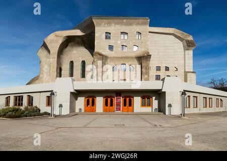 Das zweite Goetheanum, das Weltzentrum der anthroposophischen Bewegung. Das von Rudolf Steiner entworfene Gebäude befindet sich auf dem Hügel in Dornach Stockfoto