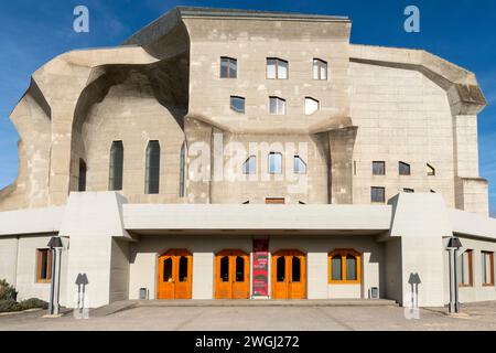 Das zweite Goetheanum, das Weltzentrum der anthroposophischen Bewegung. Das von Rudolf Steiner entworfene Gebäude befindet sich auf dem Hügel in Dornach Stockfoto