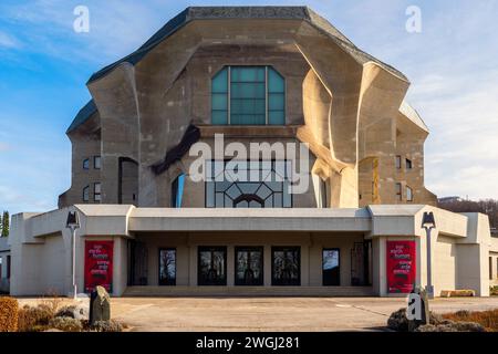 Das zweite Goetheanum, das Weltzentrum der anthroposophischen Bewegung. Das von Rudolf Steiner entworfene Gebäude befindet sich auf dem Hügel in Dornach Stockfoto