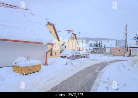 Schnee auf Autos am Morgen. Wintersaison und eiskalte Autos am Morgen Stockfoto