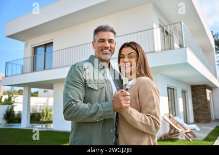 Porträt von glücklichen, reiferen Familienpaaren, die vor dem Haus stehen. Stockfoto