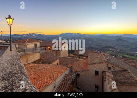 Die Republik San Marino in der Abenddämmerung. Stockfoto