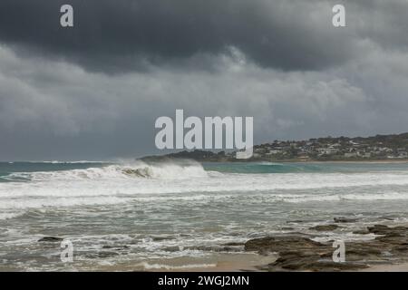 Der Wind weht die Wellen in der Nähe der Apollo Bay, einem Ausgangspunkt für viele der natürlichen Attraktionen an der Great Ocean Road im Süden von Victoria, Aust Stockfoto
