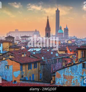 Bologna, die italienische Dachterrasse und berühmte historische Türme in der Dämmerung. Stockfoto