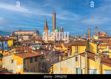 Bologna, die italienische Dachterrasse und die berühmten historischen Türme am Tag. Stockfoto