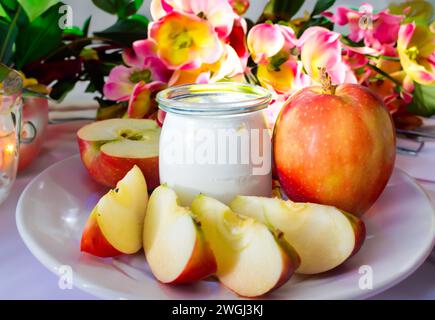 Gesundes Frühstück, hausgemachter Joghurt mit rotem, wunderbarem Apfel. Diätkost Stockfoto