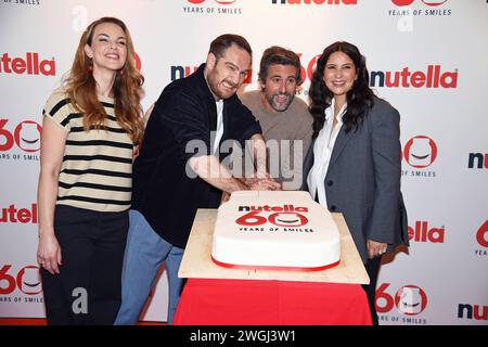 Annika Lau mit Ehemann Frederick Lau, Tom Beck und Ehefrau Chryssanthi Kavazi beim World nutella Day - 60 Jahre Lächeln Geburtstagsfrühstück im nutella Pop-up-CafÃ im Alsterpavillon in Hamurg am 05.02.2024 *** Annika Lau mit Ehemann Frederick Lau, Tom Beck und Frau Chryssanthi Kavazi beim Weltnutella-Tag 60 Jahre Lächeln Geburtstagsfrühstück im Nutella Pop Up Café im Alsterpavillon in Hamurg am 05 02 2024 Stockfoto