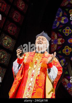 Ian Lavender (Monsignore Howard) in der SCHWESTERAKTUR im London Palladium, London W1 02/06/2009 Musik: Alan Menken Text: Glenn Slater Buch: Cheri Steinkellner & Bill Steinkellner Bühnenbild: Klara Zieglerova Kostüme: LEZ Brotherston Beleuchtung: Natasha Katz Choreographie: Anthony van Laast Regisseur: Peter Schneider Stockfoto