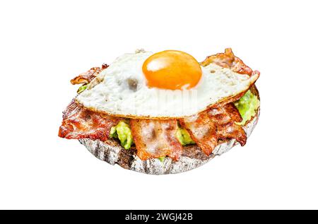 Offenes Sandwich mit Avocado, gebratenem Speck und Ei. Isoliert auf weißem Hintergrund. Draufsicht Stockfoto