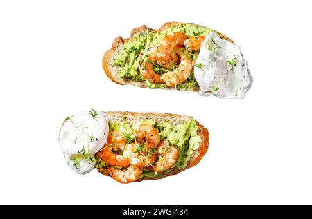 Toast mit Garnelen, Garnelen, Avocado und pochiertem Ei. Isoliert auf weißem Hintergrund. Draufsicht Stockfoto