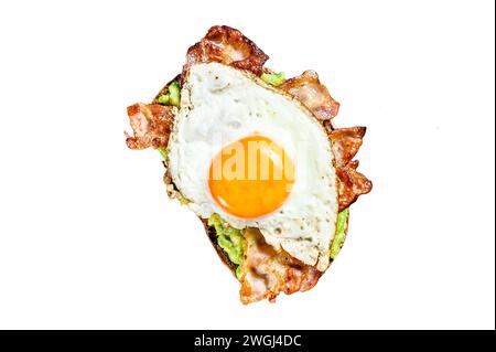 Englisches Frühstück, Toast mit Speck, Avocado und Ei isoliert auf weißem Hintergrund. Draufsicht Stockfoto