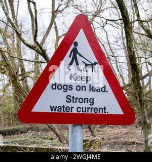 Halten Sie Hunde an Blei, starke Wasserströmung, Verkehrswarnschild in Cheshire UK Stockfoto
