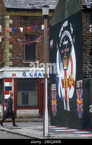 Belfast 1980er Jahre Die Probleme. Rote Hand Commandos Wandgemälde politisches Wandgemälde in der Howard Street. Häuser verschlossen, Familien zogen aus der protestantischen Enklave. Erinnern Sie sich an die Gefangenen der Loyalisten: 1952-1977 Königinnen-Jubiläum. Rote Hand-Kommandos. UK HOMER SYKES Stockfoto