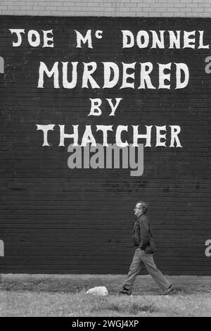 Wandgemälde: "Joe McDonnell ermordet von Thatcher." Der fünfte Hungerstreiker stirbt, 1980er Belfast The Troubles Juli 1981. Die Probleme Nordirland Vereinigtes Königreich. HOMER SYKES Stockfoto