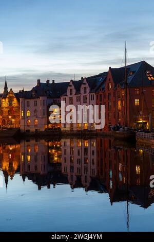 Im Oktober in Alesund, Norwegen, Skandinavien, Europa, beleuchtete Gebäude am Wasser Stockfoto