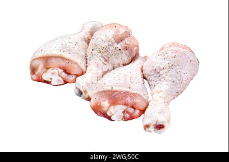Rohe Hähnchenschenkel mit Gewürzen und Gemüse isoliert auf weißem Hintergrund. Draufsicht Stockfoto