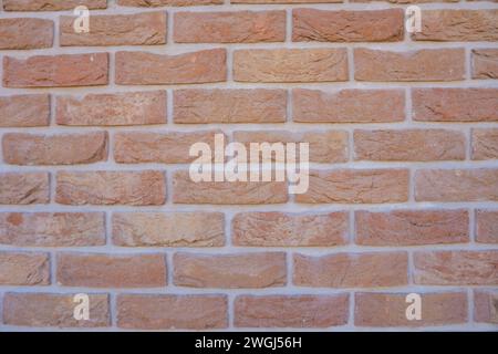 Rote Backsteinmauer. Textur aus alten dunkelbraunen und roten Backsteinmauern mit Panoramablick im Hintergrund Stockfoto